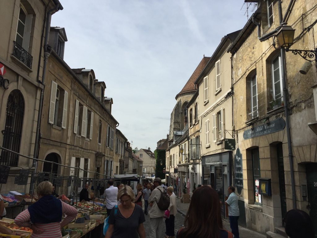 The Senlis street market within the medieval walls