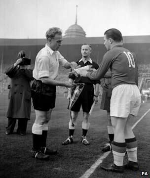 Captains Billy Wright and Ferenc Puskas. Source: hungarytoday.hu