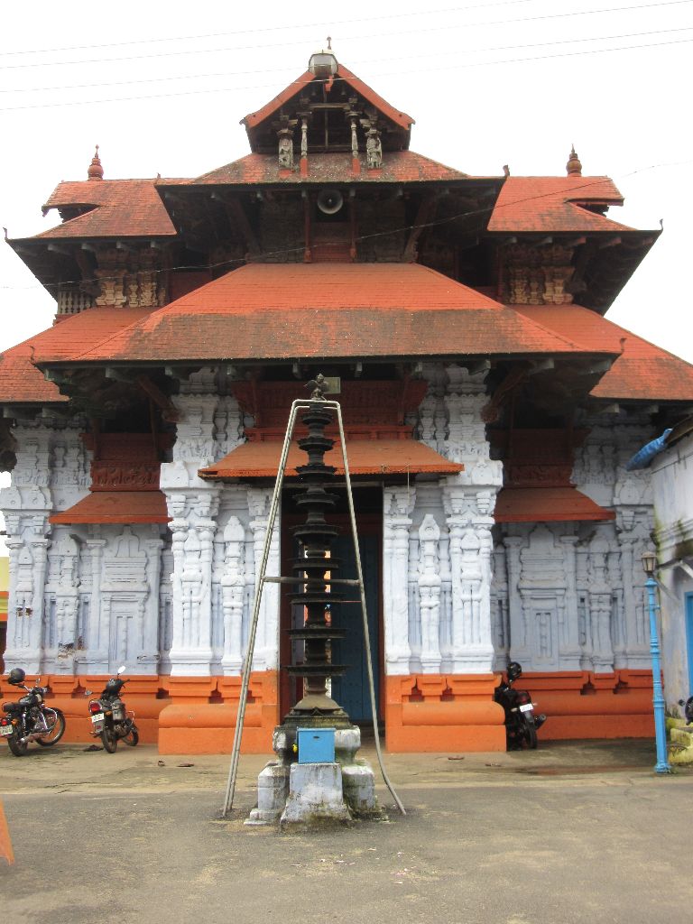 The huge gopuram on the western side is believed to have been constructed by the architects of “Asuras”(demons) in one night.